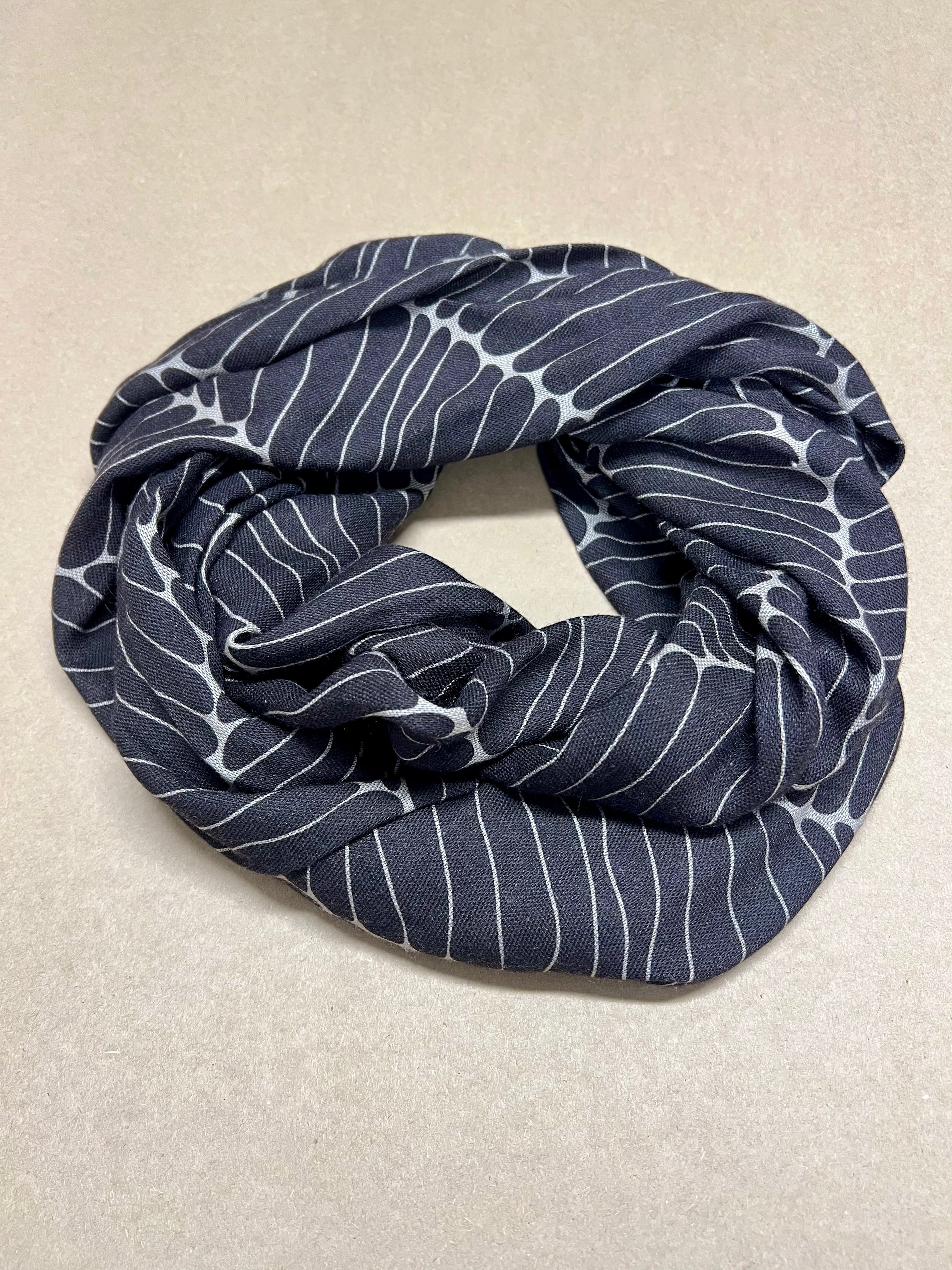 Loop de loop Scarf - Black & Grey Wave