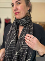 Loop de loop Scarf - Black & Grey Wave